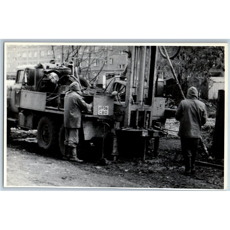 WORKERS Old CAR machine for drilling ZIL Palification USSR Soviet Orig Photo