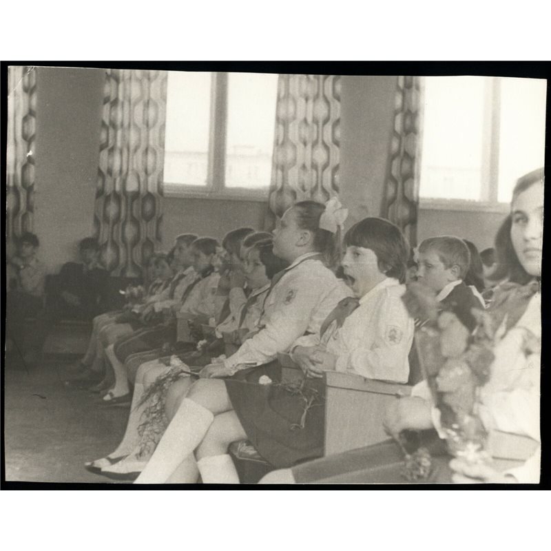 1980s SOVIET PIONEER Funny yawning GIRL on grand meeting USSR Original Photo